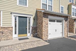 une maison avec une porte verte et deux portes de garage dans l'établissement Creekside Getaway - Stay for 8, à Ocean View 29 autres photos