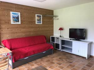 Μια τηλεόραση ή/και κέντρο ψυχαγωγίας στο Studio 4 pers, skis aux pieds, lave-vaisselle, lave-linge, balcon - FR-1-572-299