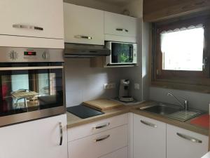 Η κουζίνα ή μικρή κουζίνα στο Studio 4 pers, skis aux pieds, lave-vaisselle, lave-linge, balcon - FR-1-572-299