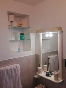 een badkamer met een spiegel en een wastafel met handdoeken bij Husky casa de montaña in Ushuaia