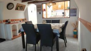 een eetkamer met een tafel en stoelen bij Husky casa de montaña in Ushuaia