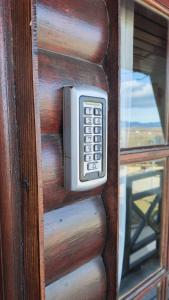 een houten deur met een mobiele telefoon erop bij Husky casa de montaña in Ushuaia