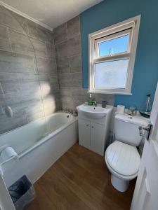 een badkamer met toilet, bad en wastafel bij 46 Hectors, Sunbeach, Scratby - Two bed chalet, sleeps 4, pet friendly, free Wi-Fi, free entry to onsite clubhouse and bed linen and towels included in Great Yarmouth