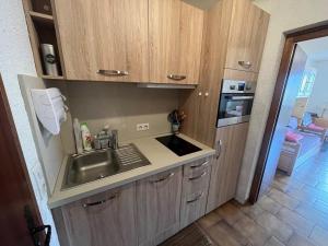 Η κουζίνα ή μικρή κουζίνα στο Studio 4 pers avec lave-linge, pied des pistes et parking couvert à Arâches-la-Frasse - FR-1-572-266