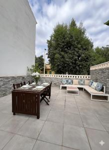 a patio with benches and tables and a brick wall at Casa moderna en Manises con 2 terrazas in Manises