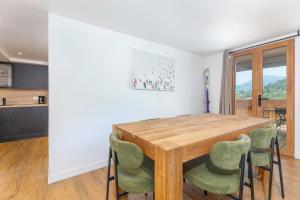 Una cocina y un comedor con mesa y sillas de madera. en Appartements dans le Chalet Nessa - Combloux, en Combloux 43 fotos más