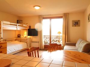 Ένα ή περισσότερα κρεβάτια σε δωμάτιο στο Studio cosy 4 pers avec parking, lave-vaisselle, balcon, proche des pistes et commerces - FR-1-572-56