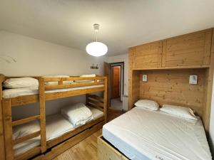 ein Zimmer mit zwei Etagenbetten und einer Lampe in der Unterkunft Spacieux 2 Pièces aux Carroz, 6 Pers., Balcon ensoleillé - FR-1-572-9 in Arâches-la-Frasse