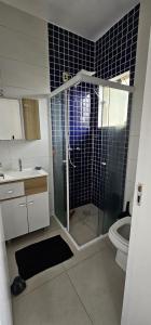 a bathroom with a shower and a toilet at Quarto Privado com Suíte - Oktoberfest 10min in Blumenau