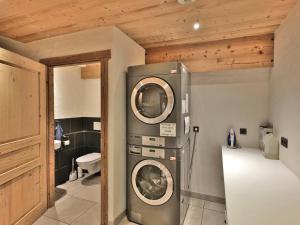 eine Waschküche mit 3 Waschmaschine und Trockner in der Unterkunft Charmant 3 pièces rénové avec sauna et jacuzzi pour 6 pers. au Grand-Bornand - FR-1-458-107 in Le Grand-Bornand + 23 Fotos