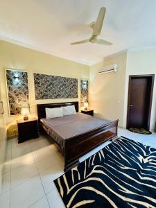 Postel nebo postele na pokoji v ubytování Luxury Villa Upper Portion + 1 fotografie