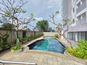 a swimming pool in the middle of a building at Apartemen Gunung Putri by Maknyoss Rooms in Pabuaran Satu