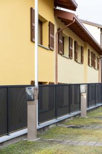 two parking meters in front of a yellow building at Bilocale Gelsomino - Cascina Da Rosa in Capiago Intimiano