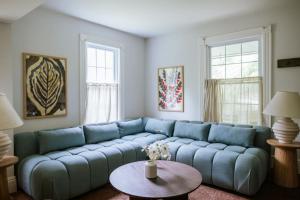 Posezení v ubytování The Gables Newly Renovated Farmhouse Sleeps 17