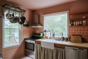 Kuchyň nebo kuchyňský kout v ubytování The Gables Newly Renovated Farmhouse Sleeps 17