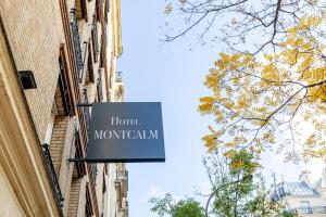 a sign on the side of a building at Hôtel Montcalm in Paris