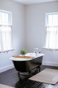 Fotografie z fotogalerie ubytování The Gables Newly Renovated Farmhouse Sleeps 17 v destinaci Callicoon + 43 fotografií