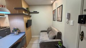 a living room with a couch and a table at Bahamas 357 - Com Garagem Coberta Gratúita in Águas Claras