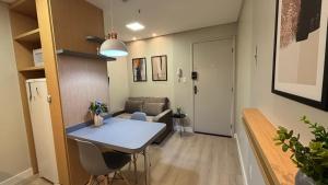 a small living room with a table and a couch at Bahamas 357 - Com Garagem Coberta Gratúita in Águas Claras