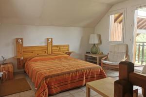 Ένα ή περισσότερα κρεβάτια σε δωμάτιο στο Charming duplex with 2 balconies and view