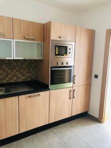 Η κουζίνα ή μικρή κουζίνα στο Villa with Pool, Golf View