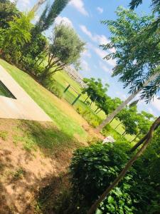 Κήπος έξω από το Villa with Pool, Golf View