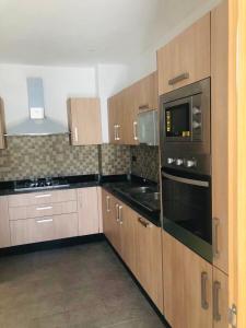 Η κουζίνα ή μικρή κουζίνα στο Villa with Pool, Golf View