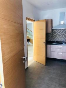 Η κουζίνα ή μικρή κουζίνα στο Villa with Pool, Golf View