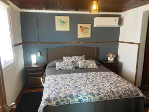 塔尔卡Talca-Maule的一间卧室配有床和两个枕头