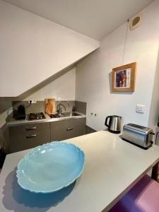 a kitchen with a blue bowl on a counter at Meublés Les Charmettes in Chambéry