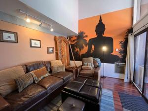 Una sala de estar con un sofá marrón y un gran mural. en Cozy Studio with Loft at Mammoth Ski & Racquet Club, Hot Tub, Garage, 10 Min Walk to Ski Lifts, en Mammoth Lakes 42 fotos más