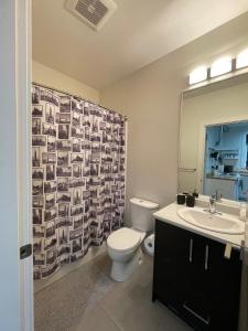 ein Badezimmer mit Toilette und Waschbecken in der Unterkunft 2 queen beds with laundry, full kitchen, walk in closet in Victoria