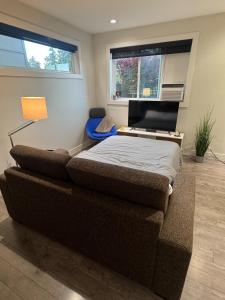 ein Schlafzimmer mit einem großen Bett in einem Zimmer in der Unterkunft 2 queen beds with laundry, full kitchen, walk in closet in Victoria