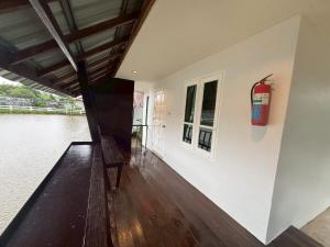 Μια τηλεόραση ή/και κέντρο ψυχαγωγίας στο Kenikar Raintree Residence Hotel