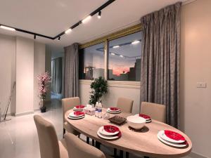 Un comedor con mesa y sillas de madera. en Luxe Nile View apartment Downtown Aswan, en Asuán