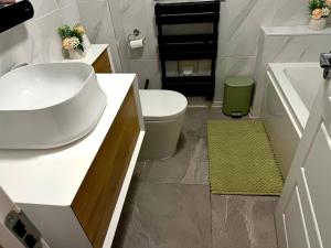 Koupelna v ubytování 2 Private Contractor-Friendly Rooms