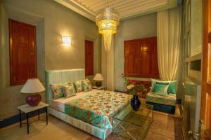 Postel nebo postele na pokoji v ubytování Domaine 3 Riads