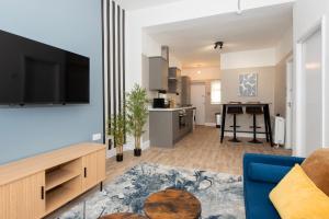 ミドルズブラにあるRio Apartmentsのソファとテレビのあるリビングルーム +15枚の写真