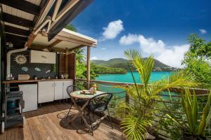 une cuisine extérieure avec vue sur l'océan dans l'établissement Studio Corail suspendu au dessus de la mer, à Sainte-Luce