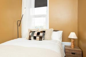 ミドルズブラにあるRio Apartmentsの白いベッドと窓のある寝室