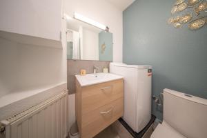 a small bathroom with a sink and a toilet at Magnifique Studio Illzach Centre in Illzach