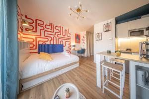 a small room with a bed and a desk at Magnifique Studio Illzach Centre in Illzach