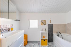 Koupelna v ubytování Villa moderne et colorée à Jard-sur-mer + 15 fotografií