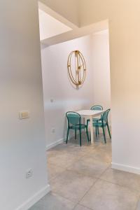 een eetkamer met een witte tafel en groene stoelen bij Apartments Lukas 5 in Zadar
