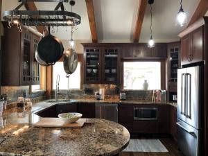 Fotografie z fotogalerie ubytování Creekside home with private waterfall & farm 