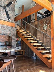 Fotografie z fotogalerie ubytování Creekside home with private waterfall & farm 