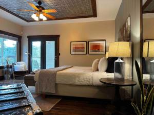 Fotografie z fotogalerie ubytování Creekside home with private waterfall & farm  + 47 fotografií