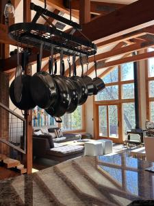 Fotografie z fotogalerie ubytování Creekside home with private waterfall & farm 