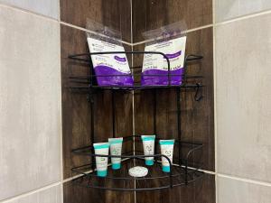 a group of cups on a shelf in a bathroom at سويت بغرفة نوم أنيقة وواسعة ودخول ذاتي in Hail