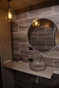 un bagno con lavandino e specchio di History Center Hotel a Medellín Altre 53 foto